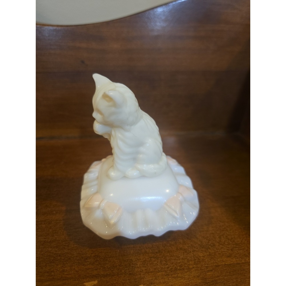 Avon Sitting Pretty Kitten Cat Milk Glass Pillow Perfume Bottle Vanity VTG - Picture 2 of 5